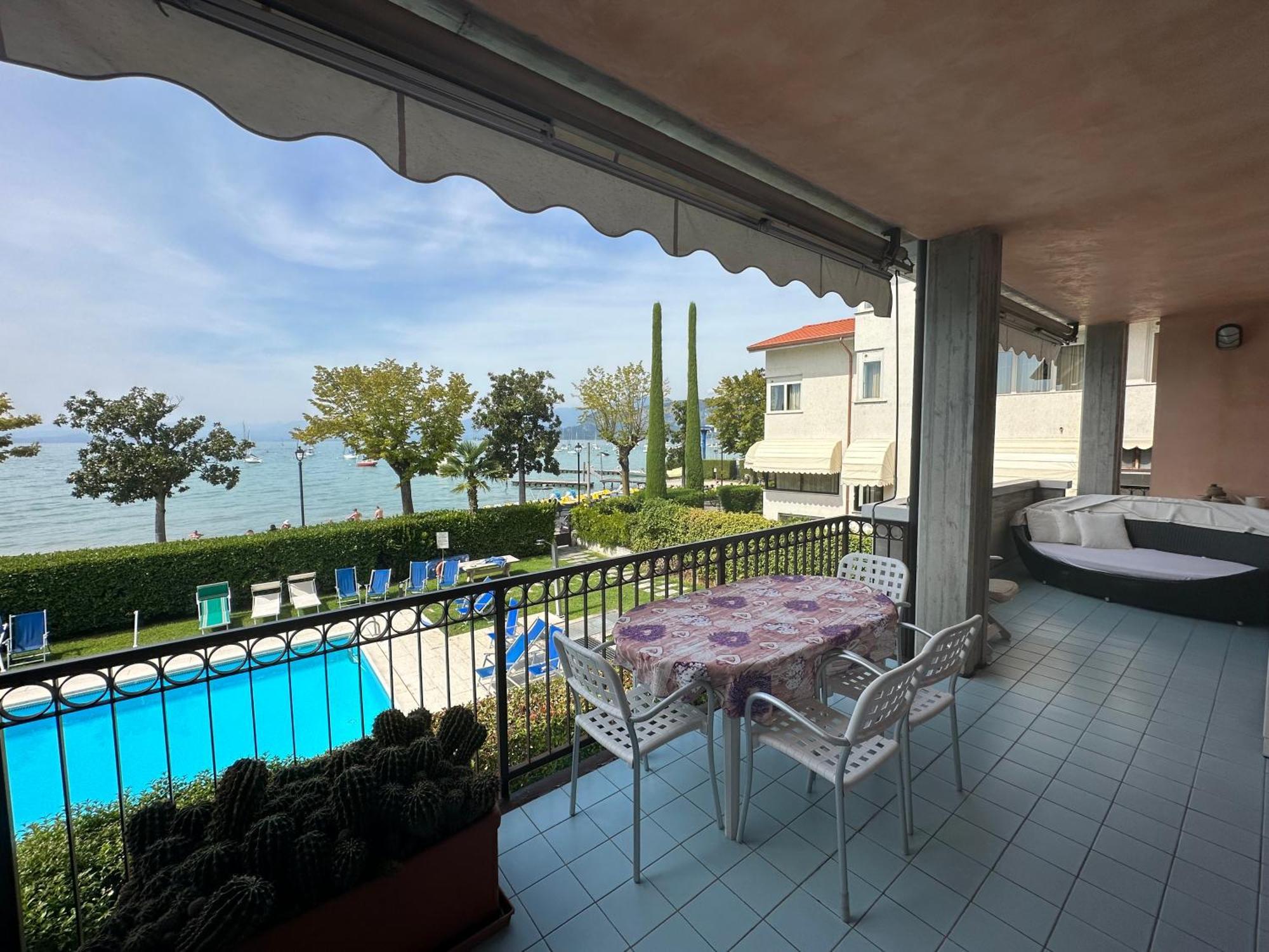 Apartments Rainer - Front Lake Бардолино Экстерьер фото
