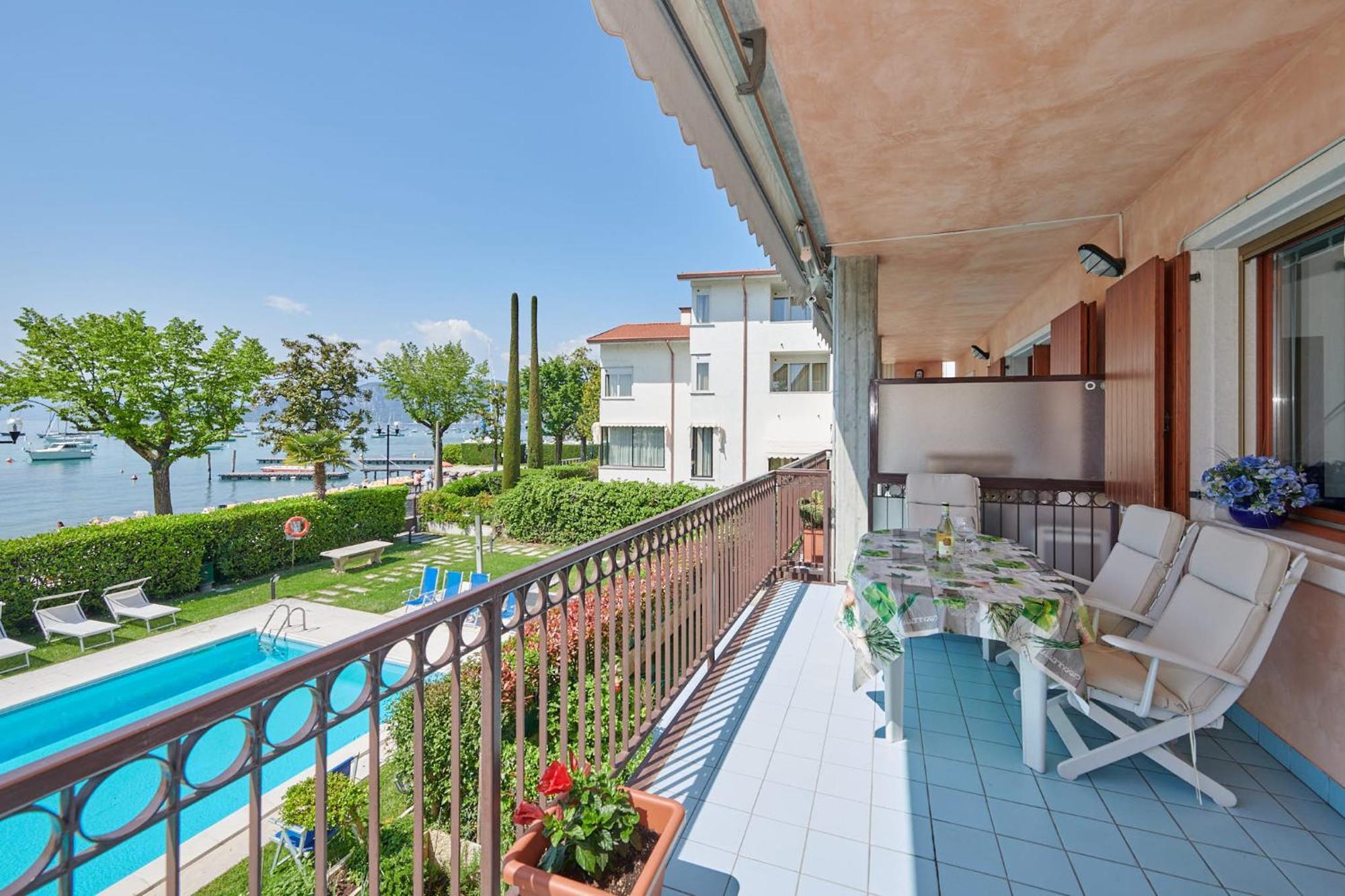 Apartments Rainer - Front Lake Бардолино Экстерьер фото