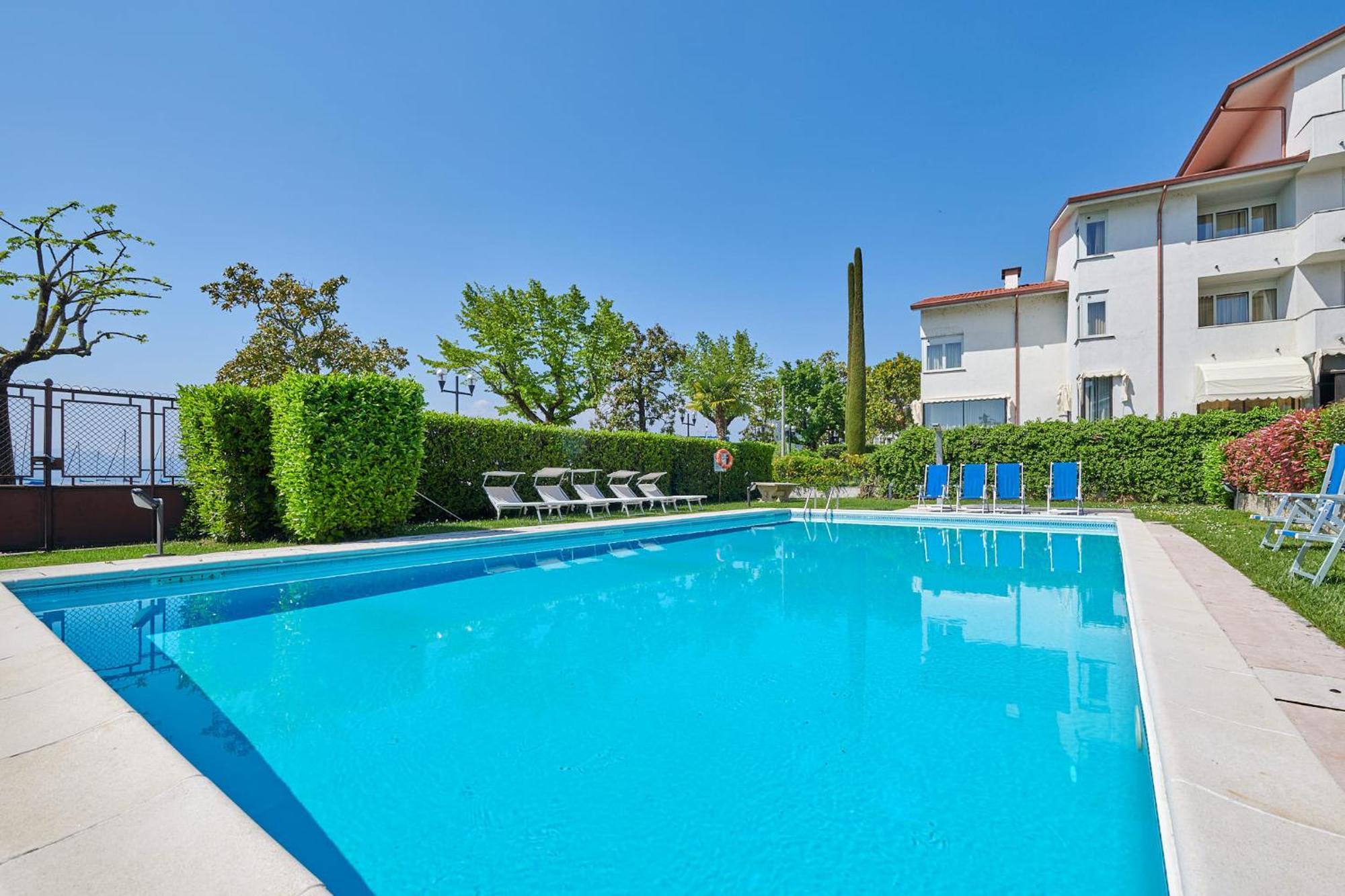 Apartments Rainer - Front Lake Бардолино Экстерьер фото